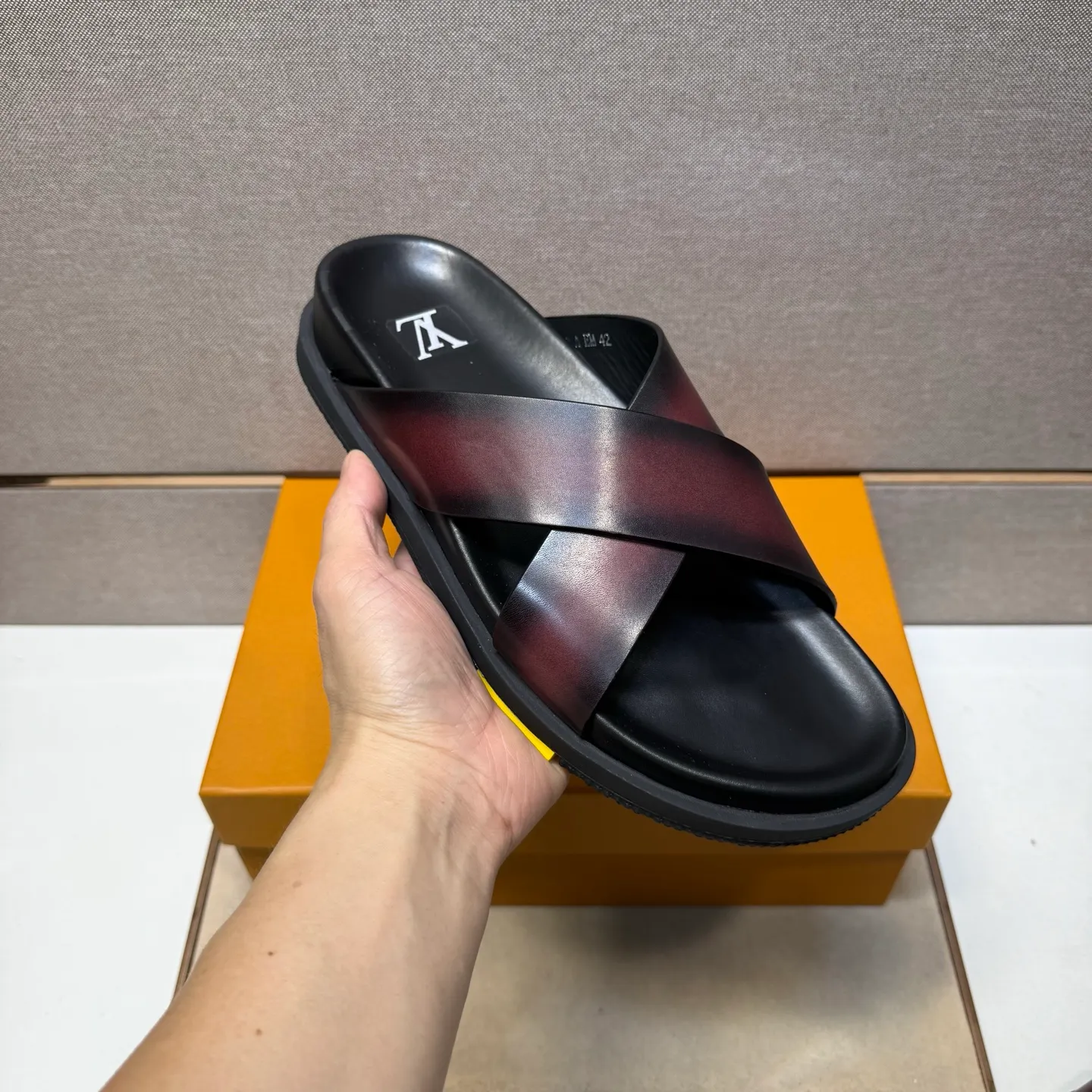 Men's men's shoes 💰pp420 [LV～] Men's casual slippers 2025z cabinet sales simultaneously 🔶Size: 38-44#️⃣ 🔷4 colors🔜The upper is made of cowhide stitching ➕Cowhide lining, comfortable and breathable, sole: original comfortable, wear-resistant and non-slip outsole, ⚠️Real 📱Photography🎬The real thing is better📢📢📢
